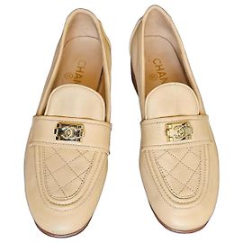 Chanel Loafer aus beigem gestepptem Leder CC-Verschluss Beige