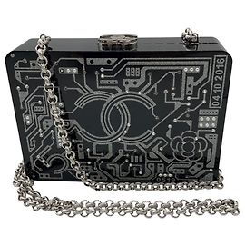 Borsa a pochette Chanel Black / Silver 2017 in Lucite con logo CC e tracolla a catena Nero