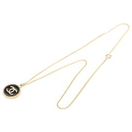 Colar com pingente redondo Chanel CC preto banhado a ouro e esmalte Preto