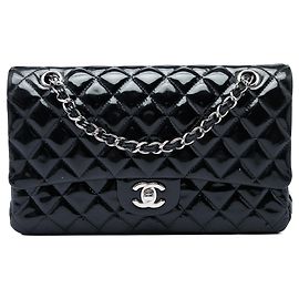 Chanel Medium Classic Double Flap Schultertasche aus Lackleder in Schwarz Schwarz