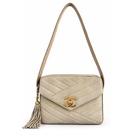 Sac Chanel Camera Flap Chevron avec pompon (1994-1996) Beige