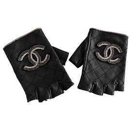 Luvas sem dedos Chanel em couro preto acolchoado com logótipo CC Preto