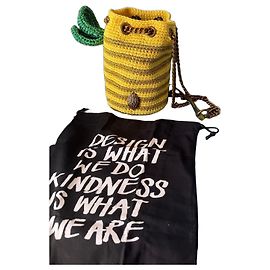 Bolso saco Kurt Geiger de ganchillo amarillo y dorado Dorado Amarillo