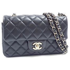 Bolsa de ombro Chanel Matelassé em pele de cordeiro preta Preto