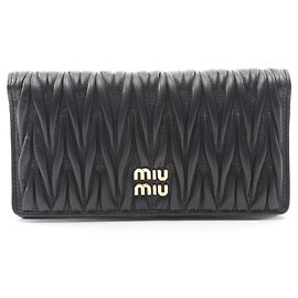Cartera larga bi-fold Miu Miu Matelassé Negro