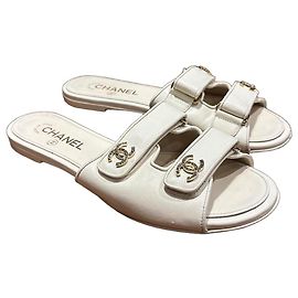 Chanel Leder-Sandalen Weiß mit CC-Logo Weiß