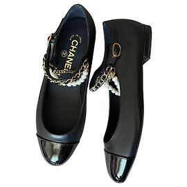 Ballerine Chanel in pelle nera con perle e catena Nero