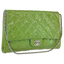 CHANEL Matelasse Schultertasche aus grünem Lackleder mit silbernem CC Auth ti3998A Silber Grün