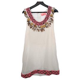 Manoush Vestido Chic Pocahontas em Gaze de Algodão com Penas e Pingentes Marrom Rosa Branco Dourado