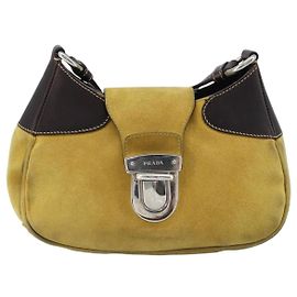 Bolsa Satchel Prada com aba e fecho Push Lock em camurça Amarelo