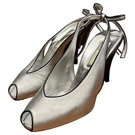 Miu Miu Décolleté Slingback Peep-Toe in pelle argento Argento