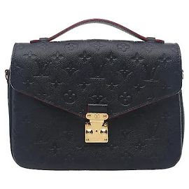 Louis Vuitton Uma mala estilo messenger feita do elegante material de couro Monogram Empreinte, ostentando um padrão em relevo subtil e uma durabilidade excecional. O fecho clássico S-lock adiciona um toque sofisticado, e Preto