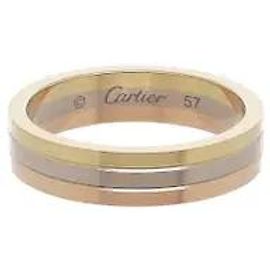 Cartier Basé sur le design Trinity combinant harmonieusement l'or rose, l'or blanc et l'or jaune, ce modèle offre une élégance distinctive. La silhouette de trois anneaux entrelacés de couleur or porte le Doré