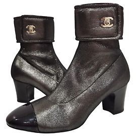 Botas de cano curto Chanel em pele metalizada com logótipo CC Preto Metálico