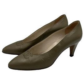 Chanel Escarpins en cuir CC Logo Kaki