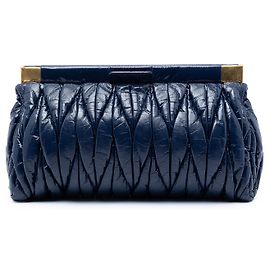 Miu Miu Blue Matelassé Lackleder-Clutch mit Rahmen Blau Marineblau