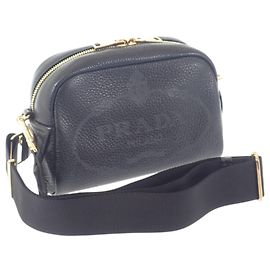 Prada Camera Bag aus perforiertem schwarzem Vitello Daino Leder mit Logo Schwarz