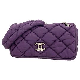 Sac à épaule Chanel en nylon matelassé bubble violet Violet