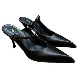 Prada Slingback Pumps aus schwarzem Satin Schwarz