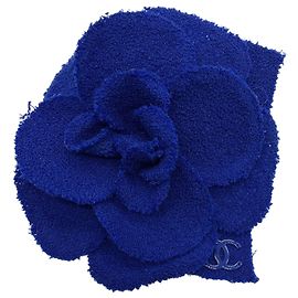 Broche en tweed Chanel Blue CC Logo Camellia Bleu