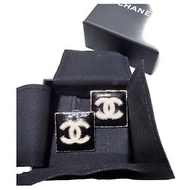 Brincos da Chanel em esmalte preto Multicor