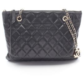 Borsa a tracolla Chanel Matelassé in pelle d'agnello nera Nero