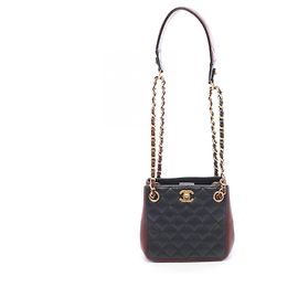 Borsa a tracolla bucket piccola Chanel Matelassé Nero Bordò