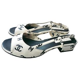 Chanel CC Monogramm Slingback Sandalen Schwarz Weiß