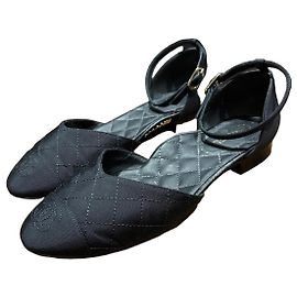 Chanel Sapatilhas em tecido acolchoado com tira no tornozelo Preto
