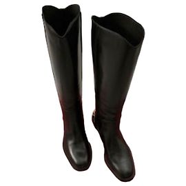 Salvatore Ferragamo botas altas pele preta fivela Gancini Preto
