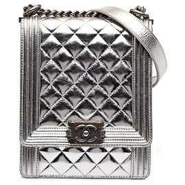 Bolsa Tiracolo Chanel Boy Flap North South em pele de cabra metálica acolchoada prateada Prata
