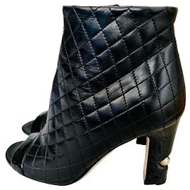Botines Chanel de cuero acolchado peep-toe Negro