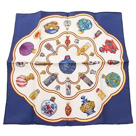 Hermès Lenço Hermes Petit Carré 45 Qu'importe le Flacon Branco Azul Multicor