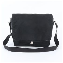 Prada Tessuto Nylon Schultertasche aus Leder mit Dreieckslogo Schwarz