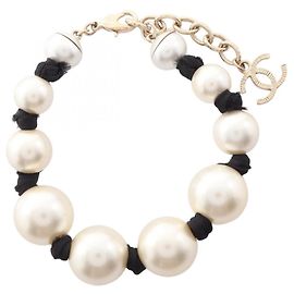 Bracciale con ciondolo Chanel Coco Mark A16K Nero Bianco D'oro