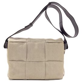 Bottega Veneta Arco Schultertasche mit Klappe Beige