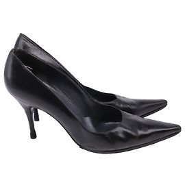 Stuart Weitzman Pumps mit spitzer Kappe aus schwarzem Leder Schwarz