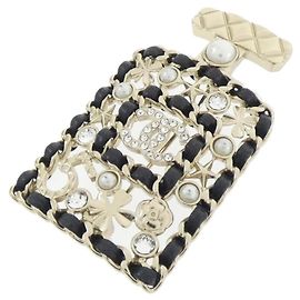 Broche de piel Chanel AB4701 Negro Blanco Dorado