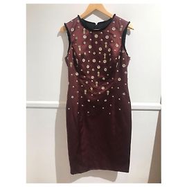 Vestido Jason Wu de cetim borgonha com bordados de pérolas e cristais Bordeaux