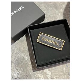 Broche rectangulaire Chanel en cuir noir et métal doré Noir