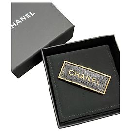 Broche rectangular Chanel de cuero negro y metal dorado Negro