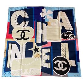 Lenço Chanel de seda azul com bolinhas e logótipo CC 90x90 Azul