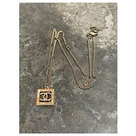 Collier chaîne Chanel doré avec médaillon CC Doré