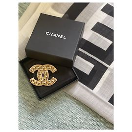 Spilla Chanel CC dorata D'oro