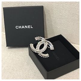 Spilla Chanel Logo CC Metallo Argentato con Strass Argento