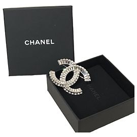 Broche Chanel Logotipo CC Metal Prateado com Strass Prata