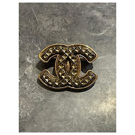 Broche Chanel dourada de metal Dourado