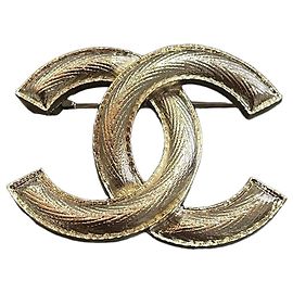 Spilla Chanel forma CC in metallo dorato D'oro