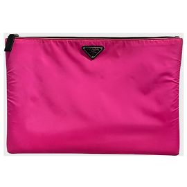 Clutch Prada in nylon rosa con logo triangolare Rosa