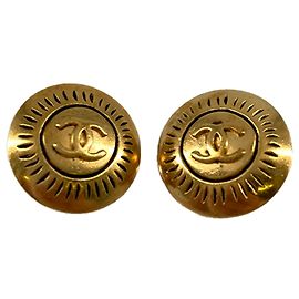 Orecchini a clip rotondi Chanel CC placcati oro D'oro